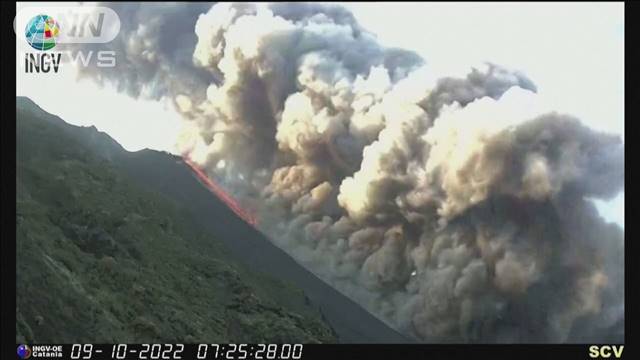 イタリア・ストロンボリ島の火山が噴火