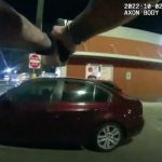 マクドナルド駐車場で食事中の１７歳少年、警官に撃たれ重体　警官免職　米