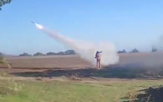 ウクライナ兵、携帯式の対空ミサイルでロシア軍の巡航ミサイルを撃墜