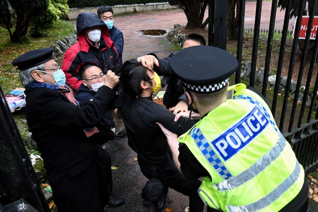 中国領事館でデモ参加者暴行 英首相官邸「深く懸念」