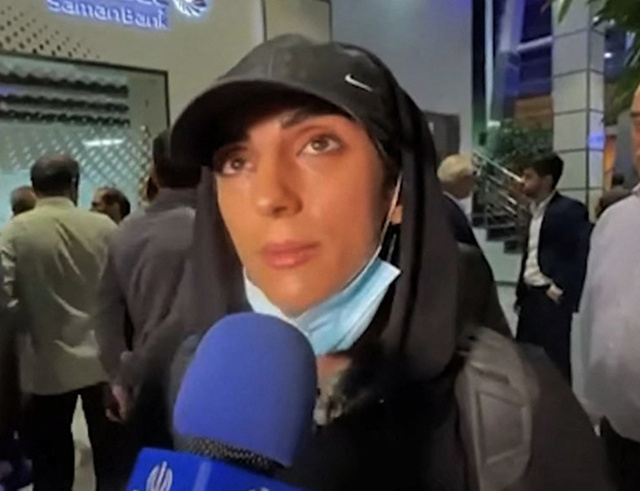 ヒジャブ非着用のイラン選手帰国 空港で「英雄」の声援受ける