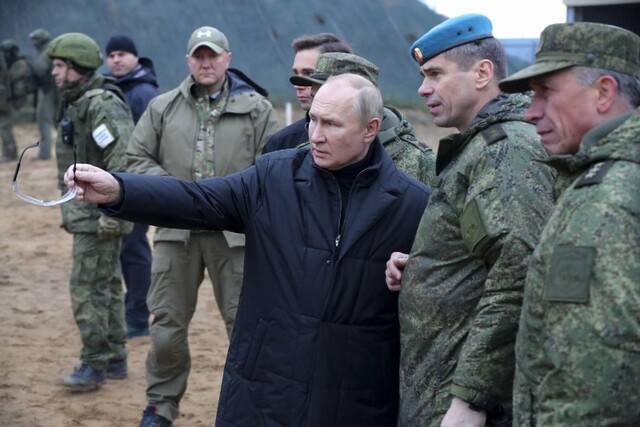 プーチン氏、動員兵の訓練視察　国内不安抑え、士気高める狙いか
