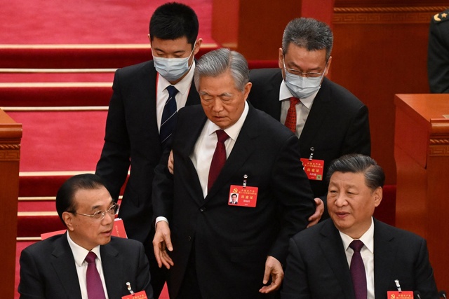 胡錦濤前国家主席、党大会閉幕式を突然退席