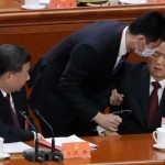 胡前国家主席、突然の会議中座　体調不良か強制退場か、臆測拡大