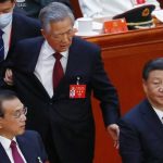 胡錦濤前国家主席、腕をつかまれ途中退席　中国共産党大会閉幕式