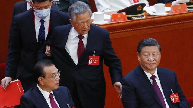 胡錦濤前国家主席、腕をつかまれ途中退席　中国共産党大会閉幕式