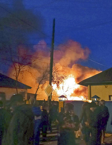 試験飛行中のロシア軍戦闘機が住宅に墜落、乗員２人死亡…６日前にも爆撃機の墜落で１５人死亡