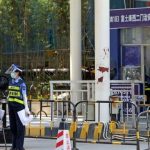 中国のiPhone工場から従業員脱出、職場での隔離逃れようと