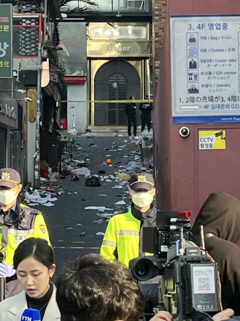 「あまりにむごくて…」路上に座り込む女性　ソウル雑踏事故直後の現場