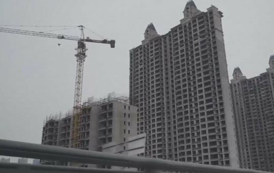 【悲報】中国恒大の建設中マンションから「恒大」の看板消えるw 【悲報】中国恒大の建設中マンションから「恒大」の看板消えるw