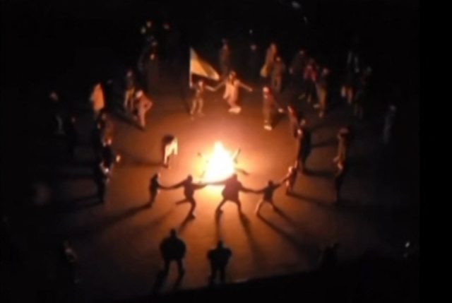 火囲み歌い踊るヘルソン市民 ウクライナ軍が公開