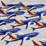 コックピットの窓から乗り出した操縦士、乗客が忘れた携帯電話受け取る