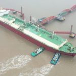 世界最大のLNG船 11万トンのLNGを積んで中国東部の港に接岸