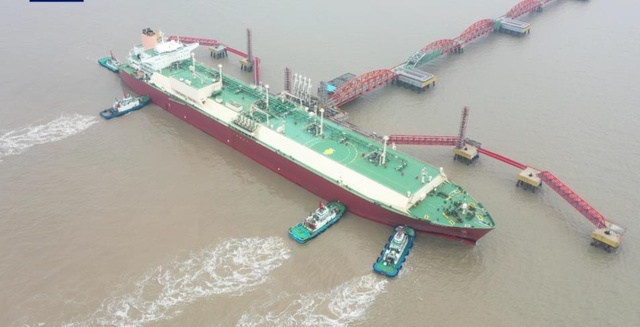 世界最大のLNG船 11万トンのLNGを積んで中国東部の港に接岸