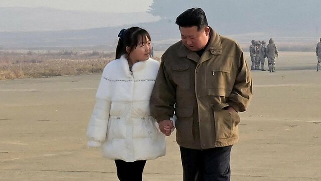 金正恩氏の娘、公の場に初登場　手をつなぎミサイル実験を視察