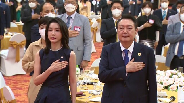 「ヘップバーンのコスプレ」「貧困ポルノ」…韓国ファーストレディーめぐり与野党が非難の応酬