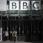 中国警察、英記者に暴行　上海のコロナ抗議活動取材中