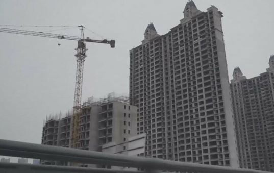 【悲報】中国恒大の建設中マンションから「恒大」の看板消えるｗ￼