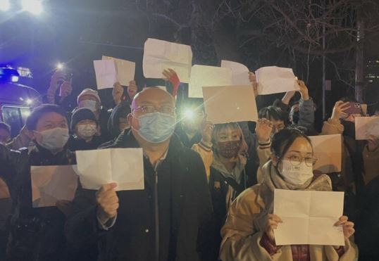 【悲報】中国人が国歌斉唱でロックダウンに抗議 習近平困惑w 【悲報】中国人が国歌斉唱でロックダウンに抗議 習近平困惑w