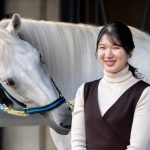 愛子さま、21歳に 馬と触れ合う画像公開