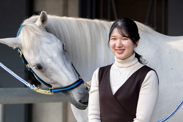 愛子さま、21歳に 馬と触れ合う画像公開