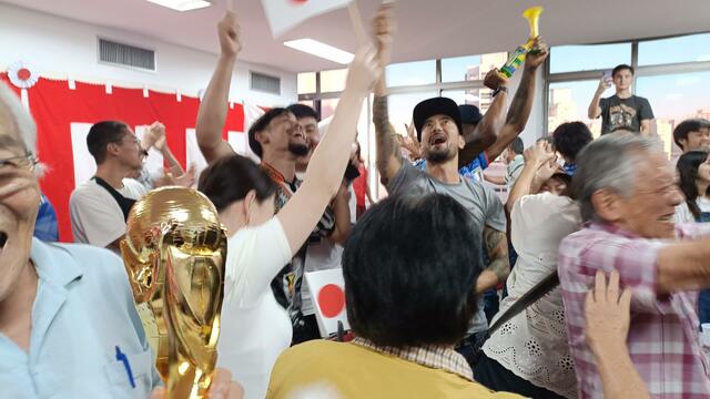 「なんて非常識な勝ち方なんだ！」W杯日本代表、奇跡的勝利で決勝T進出 ブラジル観戦会も大盛り上がり