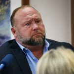 陰謀論の米評論家が破産申請　銃乱射「やらせ」主張、賠償命令