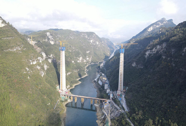 アジア初の低塔斜張橋の4号橋脚工事が完了