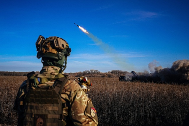 青空を切り裂くロケット弾 ウクライナ東部