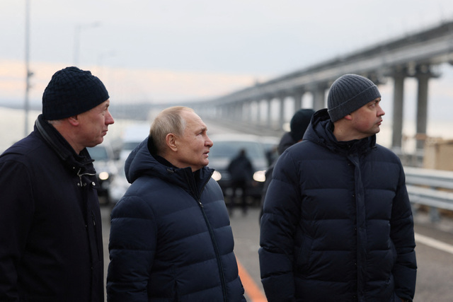 プーチン氏、10月に爆発のクリミア大橋を車で走行