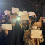 「立ち上がれ!奴隷となることを望まぬ人々よ!」習近平政権に衝撃与えた国歌斉唱…「北京でデモ」という事実の大きさ