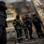 ロシア軍がウクライナ東部前線を砲撃、侵攻目標に後退の兆しも