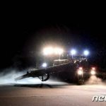 韓国で退役戦闘機エンジンをリサイクル、滑走路を雪かき