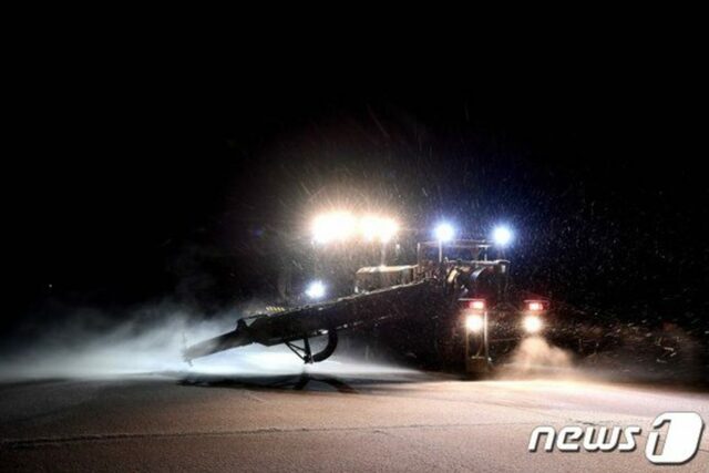 韓国で退役戦闘機エンジンをリサイクル、滑走路を雪かき