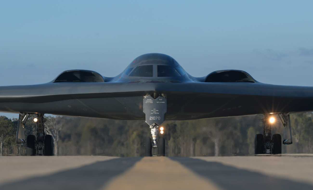米空軍とノースロップ･グラマンがステルス爆撃機「B-21」を公開