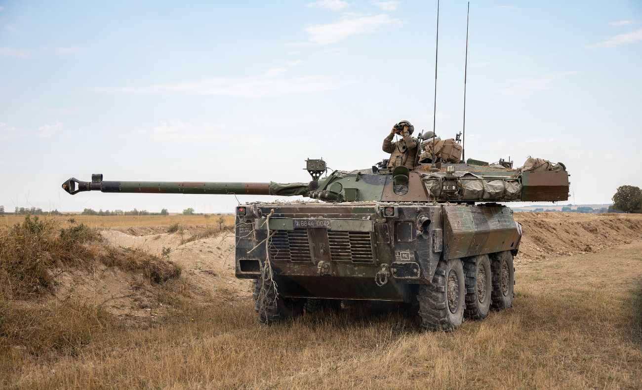 フランスが提供するAMX-10RC、訓練を終えた兵士と共にウクライナへ向けて出発