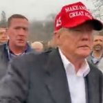トランプ大統領、住民に帽子をプレゼント／オハイオの被災地を訪れ、大量の物資を届け直接語りかける「あなたがたと共にいる」／そしてバイデンに「お前も来い！」（動画）￼
