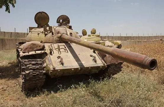 【画像あり】戦車不足のロシアが1940年代の戦車を引っ張り出してきて笑い者に￼
