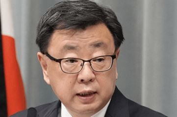 「公安調査庁に中国のスパイ」指摘に官房長官「コメント控えたい」／ネット「否定出来ないのかよ」「スパイ防止法はよ！」￼