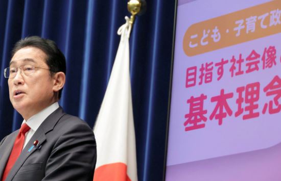 【少子化対策】社会保険料に年間10万円上乗せ案と言ったな?全然足りんかったわ 【少子化対策】社会保険料に年間10万円上乗せ案と言ったな?全然足りんかったわ