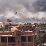 スーダンで激しい武力衝突、準軍事組織が大統領官邸や国際空港の占拠を主張