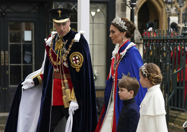 ウィリアム皇太子とジョージ王子が大役　シャーロット王女はティアラ姿　チャールズ国王戴冠式