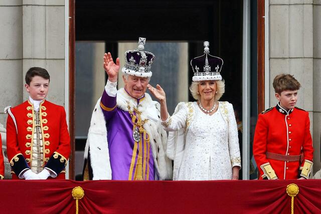ヘンリー王子の姿なく…チャールズ国王一家がバッキンガム宮殿バルコニーで大観衆の祝福受ける