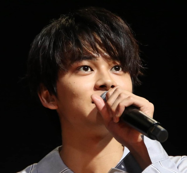 北村匠海の衣装にネット騒然　首元のデザインが...「汚れにしか見えないw」「声出して笑った」