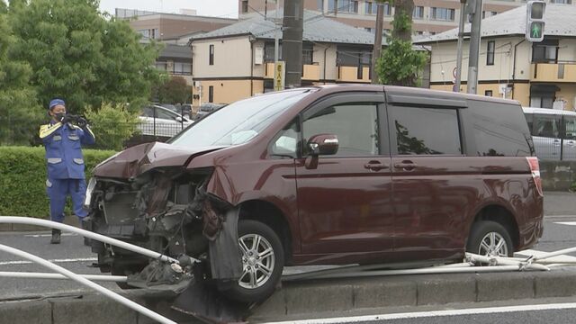 「ハンドル操作を誤った」車が中央分離帯のガードパイプに突っ込むもけが人なし 東京・昭島市役所近く