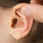 子どもの耳の異変に気付いた母、中から出てきたものに衝撃を受け動画で発信（アメリカ）