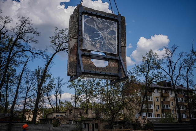 バンクシー作品、損壊建物から公園に移設 ウクライナ