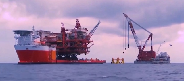 重量1.5万トン超の海上石油掘削プラットフォームが設置完了