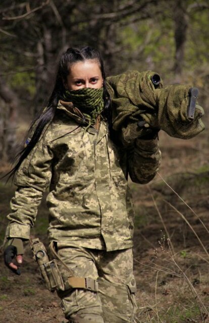 銃を持つ父や夫の代わりに…ウクライナ女性が飛び込む「禁止された職業」