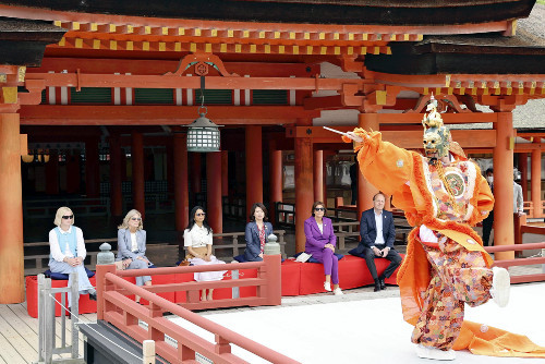 Ｇ７首脳の夫人ら、厳島神社を参拝し舞楽鑑賞…お好み焼きなど味わう